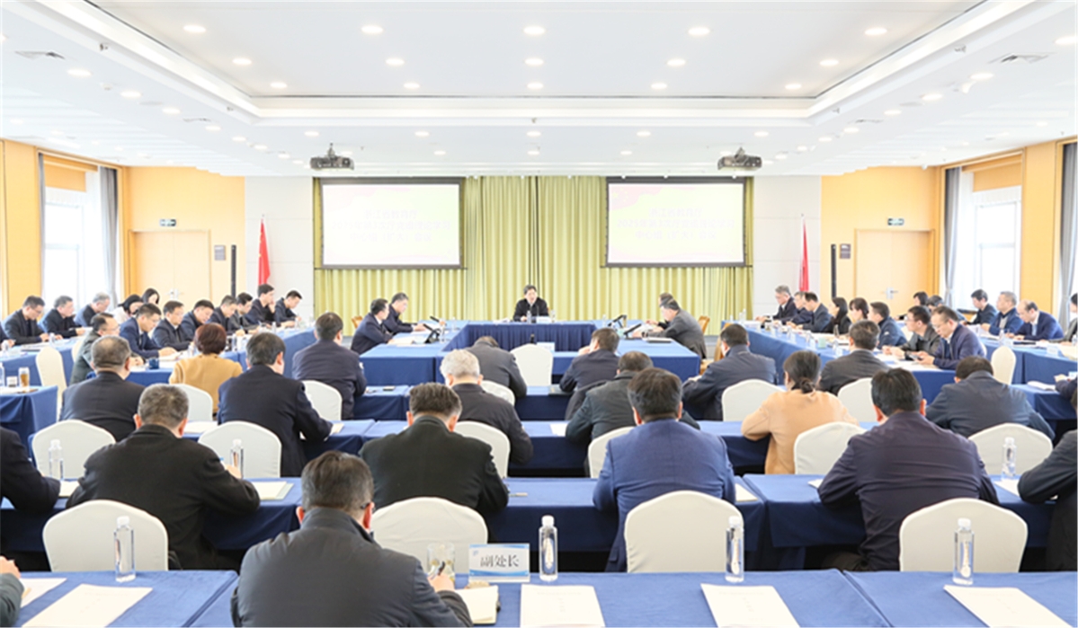 省教育廳召開黨組理論學習中心組（擴大）會議，對開展深入貫徹中央八項規定精神學習教育進行安排部署